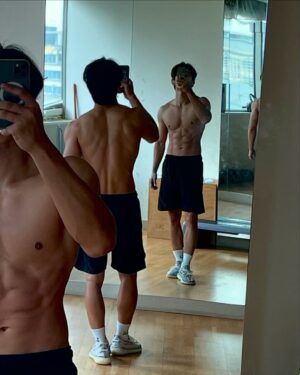 On Ju-wan Instagram - 1.그냥 운동 한지 5개월.
2.그냥 아파트에 있는 헬스장에서 함.(무조건 가까운게👍)
2.그냥 PT를 받지 않고 공부하면서 혼자 운동.(무게를 올리는게 너무 힘들고 서포트가 없어서 한계에 자주 부딪히는게 단점)
3.그냥 식단 하지않고 먹고싶은거 다 먹음.(단 과식은 하지않고 야식을 이 악물고 참음)
4.그냥 꾸준함을 이기는건 없다고 긍정적으로.(일주일에 적어도 5일정도는 어떻게든 감) 
.
..
…
적다 보니 잘 모르겠고ㅎ 그냥 함. 이게 간결하네
이유는 없고 그냥 하는거임.

운동을 하면 생기는 장점은 너무나 많은건 사실.

#그냥해