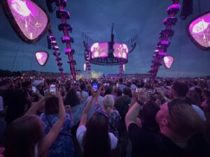 Ondřej Novotný Instagram - Ed Sheeran 🔥

Neskutecny frajer co vam na zacatku rekne, ze jede vse na zivo a dela si to cele sam a pak to 2 a ctvrt hodiny kazdou minutu dokazuje!

Vtipne a funkcni podium, ktere si udajne vysnil, kdyz jej nikdo ani v te nejzapadlejsi hospode neposlouchal. A ktere jej porad dokola ve stejnem smeru ukazuje vsem pritomnym zeje krome nej prazenotou.

Ale Ed to dokaze v pohode vyplnit sam. 
Starsi hity trochu zrychli nebo upravi, aby se asi neunudil k smrti pri jejich vecnem hrani a snazi se ziskat publikum ke zpevu.

Stoji to za to, ikdyz neznate vsechny jeho pisne a o to vic jestli ho zerete. Za me publikum uplne nestrhnul, protoze vzdy, kdyz k tomu nakrocil, tak dal neco co rozbilo rytmus.

Cistota zpevu i zvuku a umelecke performance ovsem na maximum. Je to frajer neskutecny.
Zajimalo by me, kolik nabehal a nachodil.

7/10 pro Eda za me😉

A jak jsi to videl ty?
#edsheeran #hradeckralove #2024