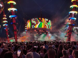 Ondřej Novotný Instagram - Ed Sheeran 🔥

Neskutecny frajer co vam na zacatku rekne, ze jede vse na zivo a dela si to cele sam a pak to 2 a ctvrt hodiny kazdou minutu dokazuje!

Vtipne a funkcni podium, ktere si udajne vysnil, kdyz jej nikdo ani v te nejzapadlejsi hospode neposlouchal. A ktere jej porad dokola ve stejnem smeru ukazuje vsem pritomnym zeje krome nej prazenotou.

Ale Ed to dokaze v pohode vyplnit sam. 
Starsi hity trochu zrychli nebo upravi, aby se asi neunudil k smrti pri jejich vecnem hrani a snazi se ziskat publikum ke zpevu.

Stoji to za to, ikdyz neznate vsechny jeho pisne a o to vic jestli ho zerete. Za me publikum uplne nestrhnul, protoze vzdy, kdyz k tomu nakrocil, tak dal neco co rozbilo rytmus.

Cistota zpevu i zvuku a umelecke performance ovsem na maximum. Je to frajer neskutecny.
Zajimalo by me, kolik nabehal a nachodil.

7/10 pro Eda za me😉

A jak jsi to videl ty?
#edsheeran #hradeckralove #2024