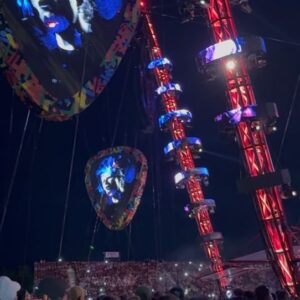 Ondřej Novotný Instagram - Ed Sheeran 🔥

Neskutecny frajer co vam na zacatku rekne, ze jede vse na zivo a dela si to cele sam a pak to 2 a ctvrt hodiny kazdou minutu dokazuje!

Vtipne a funkcni podium, ktere si udajne vysnil, kdyz jej nikdo ani v te nejzapadlejsi hospode neposlouchal. A ktere jej porad dokola ve stejnem smeru ukazuje vsem pritomnym zeje krome nej prazenotou.

Ale Ed to dokaze v pohode vyplnit sam. 
Starsi hity trochu zrychli nebo upravi, aby se asi neunudil k smrti pri jejich vecnem hrani a snazi se ziskat publikum ke zpevu.

Stoji to za to, ikdyz neznate vsechny jeho pisne a o to vic jestli ho zerete. Za me publikum uplne nestrhnul, protoze vzdy, kdyz k tomu nakrocil, tak dal neco co rozbilo rytmus.

Cistota zpevu i zvuku a umelecke performance ovsem na maximum. Je to frajer neskutecny.
Zajimalo by me, kolik nabehal a nachodil.

7/10 pro Eda za me😉

A jak jsi to videl ty?
#edsheeran #hradeckralove #2024