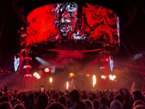 Ondřej Novotný Instagram - Ed Sheeran 🔥

Neskutecny frajer co vam na zacatku rekne, ze jede vse na zivo a dela si to cele sam a pak to 2 a ctvrt hodiny kazdou minutu dokazuje!

Vtipne a funkcni podium, ktere si udajne vysnil, kdyz jej nikdo ani v te nejzapadlejsi hospode neposlouchal. A ktere jej porad dokola ve stejnem smeru ukazuje vsem pritomnym zeje krome nej prazenotou.

Ale Ed to dokaze v pohode vyplnit sam. 
Starsi hity trochu zrychli nebo upravi, aby se asi neunudil k smrti pri jejich vecnem hrani a snazi se ziskat publikum ke zpevu.

Stoji to za to, ikdyz neznate vsechny jeho pisne a o to vic jestli ho zerete. Za me publikum uplne nestrhnul, protoze vzdy, kdyz k tomu nakrocil, tak dal neco co rozbilo rytmus.

Cistota zpevu i zvuku a umelecke performance ovsem na maximum. Je to frajer neskutecny.
Zajimalo by me, kolik nabehal a nachodil.

7/10 pro Eda za me😉

A jak jsi to videl ty?
#edsheeran #hradeckralove #2024