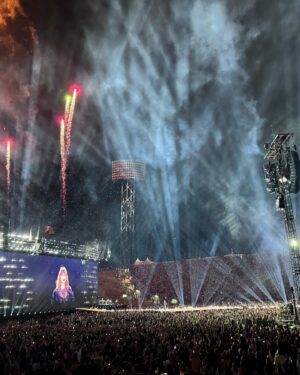 Ondřej Novotný Instagram - 🔥Taylor Swift🔥

Na TikTok mate delai recenzi, ale tady aspon kratce:
Taylor ma fenomenalni koncert☝️
3:30minut zabavy a woow momentu, ktere vas ani chvili nenudi. 

Atmosfera je jen tezko s necim srovnatelna.
Vykon samotne Taylor je precizni, nevypadne z role, pritom stale velmi lidsky a dokaze te namotat, ikdyz neznas jeji tvorbu.

Scena, tanecnici a napady, ktere vse provazi jsou bez chyby a tonjak fanousci sami dotvareji pripravenyma rekvizitama koncert je jedinecne.

10/10 a zazitek jak blazen🔥

Videli jste? Co na to rikate Vy?