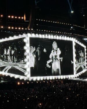 Ondřej Novotný Instagram - 🔥Taylor Swift🔥

Na TikTok mate delai recenzi, ale tady aspon kratce:
Taylor ma fenomenalni koncert☝️
3:30minut zabavy a woow momentu, ktere vas ani chvili nenudi. 

Atmosfera je jen tezko s necim srovnatelna.
Vykon samotne Taylor je precizni, nevypadne z role, pritom stale velmi lidsky a dokaze te namotat, ikdyz neznas jeji tvorbu.

Scena, tanecnici a napady, ktere vse provazi jsou bez chyby a tonjak fanousci sami dotvareji pripravenyma rekvizitama koncert je jedinecne.

10/10 a zazitek jak blazen🔥

Videli jste? Co na to rikate Vy?