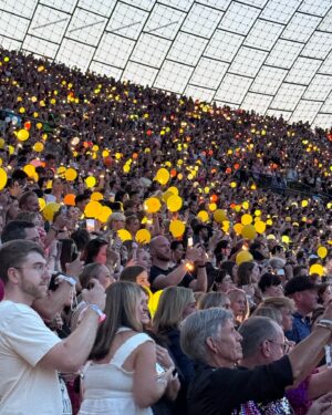 Ondřej Novotný Instagram - 🔥Taylor Swift🔥

Na TikTok mate delai recenzi, ale tady aspon kratce:
Taylor ma fenomenalni koncert☝️
3:30minut zabavy a woow momentu, ktere vas ani chvili nenudi. 

Atmosfera je jen tezko s necim srovnatelna.
Vykon samotne Taylor je precizni, nevypadne z role, pritom stale velmi lidsky a dokaze te namotat, ikdyz neznas jeji tvorbu.

Scena, tanecnici a napady, ktere vse provazi jsou bez chyby a tonjak fanousci sami dotvareji pripravenyma rekvizitama koncert je jedinecne.

10/10 a zazitek jak blazen🔥

Videli jste? Co na to rikate Vy?