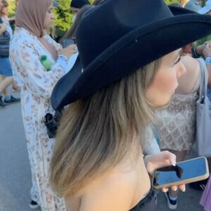 Ondřej Novotný Instagram - 🔥Taylor Swift🔥

Na TikTok mate delai recenzi, ale tady aspon kratce:
Taylor ma fenomenalni koncert☝️
3:30minut zabavy a woow momentu, ktere vas ani chvili nenudi. 

Atmosfera je jen tezko s necim srovnatelna.
Vykon samotne Taylor je precizni, nevypadne z role, pritom stale velmi lidsky a dokaze te namotat, ikdyz neznas jeji tvorbu.

Scena, tanecnici a napady, ktere vse provazi jsou bez chyby a tonjak fanousci sami dotvareji pripravenyma rekvizitama koncert je jedinecne.

10/10 a zazitek jak blazen🔥

Videli jste? Co na to rikate Vy?