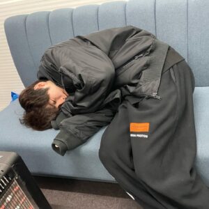 Ong Seong-wu Instagram - 서울대작전 크랭크업!
무더위에 시작해서 추운 겨울까지 모두 고생 많으셨습니다!!!
더 많은 사진을 올리고 싶지만 영화가 공개되는 그날까지...✨

#서울대작전
#netflix