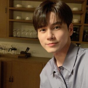 Ong Seong-wu Instagram - 카카오tv 드라마 '커피 한잔 할까요?' 가 끝이 났습니다

촬영을 하고 방영을 하면서도 저에게 큰 울림을 준 작품이었습니다 
이 작품을 통해 많은 가르침을 주셨던 선배님들 그리고 고생하신 스태프분들 진심으로 감사드립니다🙏🏻

마지막으로 '커피 한잔 할까요?'를 사랑해 주신 시청자분들과 위로에게 감사드립니다
여러분들 모두가 저에게는 박석 사장님 같은 분들입니다!!
앞으로 더 좋은 모습으로 찾아뵙겠습니다