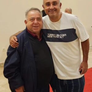 Onur Atilla Instagram - Efsane filmlerin güzel gülüşlü, güzel kalpli, naif ve emekçi ismi Tuncay Akça... İhsan Yüce belgesel gösteriminde tanışmıştık, yıllar sonra da oyunumuza geldi, bu fotoğraf oradan; sohbet ettik, hep dendiği gibi yine görüşürüz mutlaka deyip ayrıldık... kısmet olmadı. Sevimli oyunculuğu ve temiz yüzü ile hatırlayacağım. Ailesine, sevenlerine sabır dilerim. ⚘️🙏