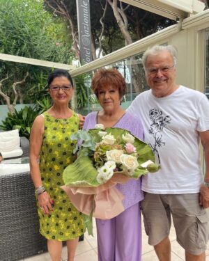 Orietta Berti Instagram - Care amiche e cari amici, 
sabato di rientro dal tour di concerti sono passata a visitare le mie nipotine Olivia💖 e Ottavia💖 che sono in vacanza a Riccione🌞 . Pensate che hanno organizzato una bellissima #sorpresa🎁 a me e a mio figlio Omar con abbracci, baci, regali, fiori profumatissimi e una splendida torta di compleanno per festeggiare (anche se in ritardo) il loro caro zio Omar🎂.

Grazie💖 di cuore alla cara sig.ra Rosanna, al sig. Stelio, ad Erika, a Simone e a tutto lo staff del Hotel Tulipe Nazionale per l'affetto e l'accoglienza che sono sempre straordinari.

Un abbraccio❤
Orietta

#riccione #nipotine #OliviaeOttavia💖 #estate🌞
#sorprese🚀 #compleanno #emozioni #mare #famiglia #hoteltulipenazionale #gratitudine 
#love💖 #unavespain2 #vacanze #tour @inemiliaromagna @riccionewelcome @cittadiriccione @regione_emiliaromagna

p.s.= Olivia con il suo viso dolce e furbetto, anche nascosta da un divanetto, voleva esserci nella foto della nonna😍🤣❤