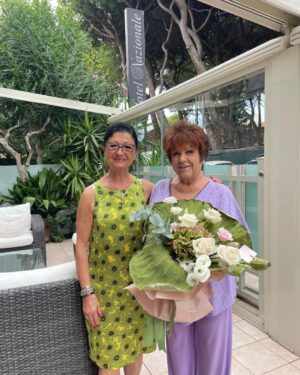 Orietta Berti Instagram - Care amiche e cari amici, 
sabato di rientro dal tour di concerti sono passata a visitare le mie nipotine Olivia💖 e Ottavia💖 che sono in vacanza a Riccione🌞 . Pensate che hanno organizzato una bellissima #sorpresa🎁 a me e a mio figlio Omar con abbracci, baci, regali, fiori profumatissimi e una splendida torta di compleanno per festeggiare (anche se in ritardo) il loro caro zio Omar🎂.

Grazie💖 di cuore alla cara sig.ra Rosanna, al sig. Stelio, ad Erika, a Simone e a tutto lo staff del Hotel Tulipe Nazionale per l'affetto e l'accoglienza che sono sempre straordinari.

Un abbraccio❤
Orietta

#riccione #nipotine #OliviaeOttavia💖 #estate🌞
#sorprese🚀 #compleanno #emozioni #mare #famiglia #hoteltulipenazionale #gratitudine 
#love💖 #unavespain2 #vacanze #tour @inemiliaromagna @riccionewelcome @cittadiriccione @regione_emiliaromagna

p.s.= Olivia con il suo viso dolce e furbetto, anche nascosta da un divanetto, voleva esserci nella foto della nonna😍🤣❤