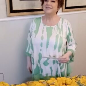 Orietta Berti Instagram - Care amiche e cari amici, 
guardate che meraviglioso omaggio floreale mi ha inviato il caro sig. Renzo Ricci... composto da piú di 100 rose gialle💛⚘

Grazie💖 di cuore per lo straordinario affetto al caro sig. Renzo Ricci, alla sua famiglia e a tutti gli amici ed amiche di @poltronesofa_official ...è stata una sorpresa bellissima, coloratissima e profumatissima💐💛🌼🤗

Tra l'altro il colore giallo delle rose è perfetto per me perchè è il colore del mio segno zodiacale...i gemelli💫

Un abbraccio❤ e buona estate a tutti🌞
Orietta

#100rosegialle💛 #poltroneesofa #poltroneesofà #gratitudine #love💖 #pensierogentile #sorprese🚀 #sorpresa #coloratissima #profumatissima #indizio #gratitudine  #paccoinviatodapoltronesofa