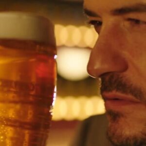 Orlando Bloom Instagram - When you drink like an expert… 😉🍻

#Staropramen #staropramenbeer #pragueexpert
#beerexpert #beertime #czechbeer #beerstagram