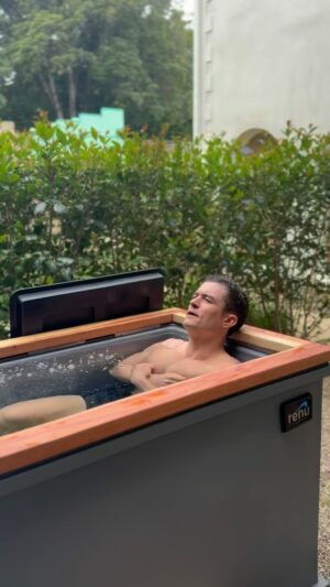 Orlando Bloom Instagram - Reset 🥶👊 @renutherapy