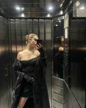 Ornella D'Elía Instagram - momento ascensor y la pregunta es; 
¿cuál será mi color favorito y por qué el negro?