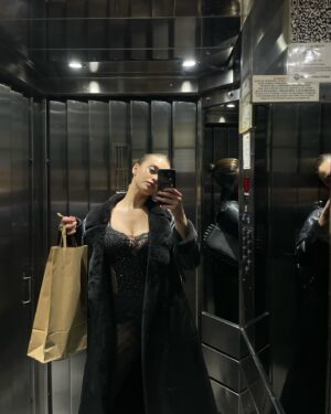 Ornella D'Elía Instagram - momento ascensor y la pregunta es; 
¿cuál será mi color favorito y por qué el negro?