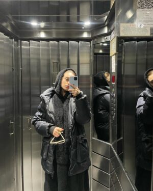 Ornella D'Elía Instagram - momento ascensor y la pregunta es; 
¿cuál será mi color favorito y por qué el negro?