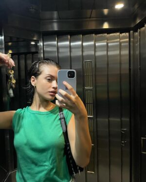 Ornella D'Elía Instagram - momento ascensor y la pregunta es; 
¿cuál será mi color favorito y por qué el negro?