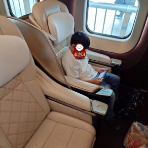 Osamu Suzuki Instagram - 人生初の北陸新幹線。仕事も兼ねて笑福と二人で福井に。
最近、男二人旅多い。
かがやきのグランクラスに乗れました。
やばいっすね！
ファーストクラス仕様
めちゃくちゃ広い。シートも倒れる、倒れる。
飲み物どころか軽食までついてくる。
やばい！
花芽やいてるよー！
グランクラスに乗せていただき、ありがたいです！