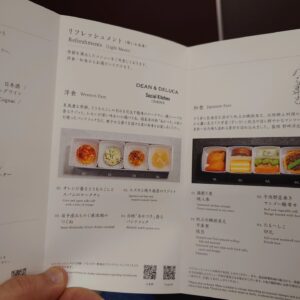 Osamu Suzuki Instagram - 人生初の北陸新幹線。仕事も兼ねて笑福と二人で福井に。
最近、男二人旅多い。
かがやきのグランクラスに乗れました。
やばいっすね！
ファーストクラス仕様
めちゃくちゃ広い。シートも倒れる、倒れる。
飲み物どころか軽食までついてくる。
やばい！
花芽やいてるよー！
グランクラスに乗せていただき、ありがたいです！