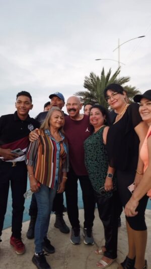 Oscar D'León Instagram - Por más de 50 años mi música a viajado por todo el mundo con un único mensaje: Venezuela es mi tierra, mi amor, mi pasión; de ahí nacieron mis primeras oportunidades y la familia hermosa que Dios me dió. 

Hoy quiero que el mundo sepa que así es el venezolano en cualquier lugar donde se encuentre: 
Es cariño, hermandad, solidaridad, da de corazón y siempre tiene una sonrisa y un abrazo para el que más lo necesite. 

El venezolano sabe luchar con esperanza de que su mañana con esfuerzo será mejor. Hoy te abrazo hermano, abuelos, madres, hijos, no dejes de perseverar, luchar y amar. Que Dios nos hizo nacer en la tierra más hermosa. Los quiero por siempre y les canto con el amor más profundo de mi corazón 🇻🇪❤️. #Sabrosooo