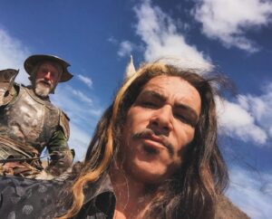 Óscar Jaenada Instagram - With my Quijote #SirJonathanPryce #FelizDiaDelPadre,Malparits #TheManWhoKilledDonQuixote by @terryvgilliam #NotenLaOrejaDeRocinante