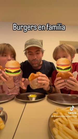 Osvaldo Benavides Instagram - A mis hijos no les gustaban las burgers y mírenlos… @bobo.burgers.mx los convirtió en amantes de las 🍔.