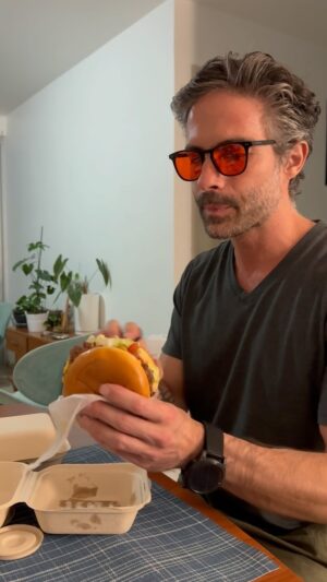 Osvaldo Benavides Instagram - 🍟 🍔 🍷 🍻 QUÉ EMOCIÓN!!!! Ya abrimos otra cocina en @bobo.burgers.mx para que las puedan pedir y lleguen más calientes más rápido. Ya saben @ubereats_mex y @rappimx