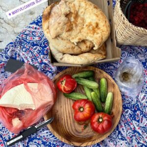 Otar Saralidze Instagram - Często się mnie pytacie gdzie pojechac, co zobaczyć i zjeść w Gruzji. Otóż,miałem te ogromną przyjemność, w raz z rodziną,  spędzić cały dzień ze wspaniałiałą @martyna_z_gruzji wraz z @m.mamasakhlisi ,którzy znają Gruzje w szerz i w z dłuż i jej najpiękniejsze zakamarki.  Dzięki nim można poznać Gruzję tradycyjną, dziką i nowoczesną i spędzić cudowny czas słuchając  wyjątkowych Gruzińskich przygód , których wy też na pewno doświadczycie jeżeli tylko będziecie tego chcieli.  Jeszcze raz dziękujemy za te chwile. Zwiedzajcie Gruzję razem z @martyna_z_gruzji .

#martynazgruzji  #martynazgruzji🚙 
#gruzja  #gruzja🇬🇪 #gruzjamojamiłość  #georgia🇬🇪 #sakartvelo #martvili #imereti  #chrishemsworth #საქართველო #ქუთაისი  #kutaisi #tourism #tourisme #mountains #canion #cave