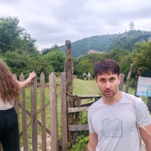 Otar Saralidze Instagram - Często się mnie pytacie gdzie pojechac, co zobaczyć i zjeść w Gruzji. Otóż,miałem te ogromną przyjemność, w raz z rodziną,  spędzić cały dzień ze wspaniałiałą @martyna_z_gruzji wraz z @m.mamasakhlisi ,którzy znają Gruzje w szerz i w z dłuż i jej najpiękniejsze zakamarki.  Dzięki nim można poznać Gruzję tradycyjną, dziką i nowoczesną i spędzić cudowny czas słuchając  wyjątkowych Gruzińskich przygód , których wy też na pewno doświadczycie jeżeli tylko będziecie tego chcieli.  Jeszcze raz dziękujemy za te chwile. Zwiedzajcie Gruzję razem z @martyna_z_gruzji .

#martynazgruzji  #martynazgruzji🚙 
#gruzja  #gruzja🇬🇪 #gruzjamojamiłość  #georgia🇬🇪 #sakartvelo #martvili #imereti  #chrishemsworth #საქართველო #ქუთაისი  #kutaisi #tourism #tourisme #mountains #canion #cave