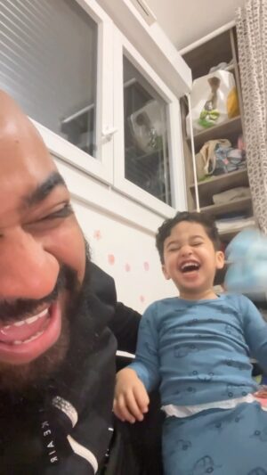Othman El Hamdaoui Instagram - « Papa encore ! » mon DIEU !! 🤣🤣🤣