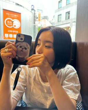 Oto Abe Instagram - れいよちゃん @reiyo.matsumoto のスマホとサングラス貸してもらった☺️🫶
リールも沢山撮ってもらったよ！安定に楽しすぎた🩵
万歩計見たらすごい歩いててびっくり🫨