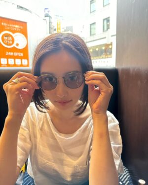Oto Abe Instagram - れいよちゃん @reiyo.matsumoto のスマホとサングラス貸してもらった☺️🫶
リールも沢山撮ってもらったよ！安定に楽しすぎた🩵
万歩計見たらすごい歩いててびっくり🫨
