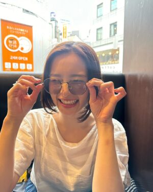 Oto Abe Instagram - れいよちゃん @reiyo.matsumoto のスマホとサングラス貸してもらった☺️🫶
リールも沢山撮ってもらったよ！安定に楽しすぎた🩵
万歩計見たらすごい歩いててびっくり🫨