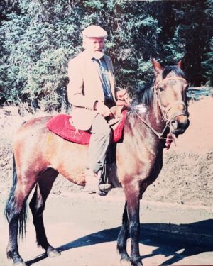 Otto Kilcher Instagram - Gotta say goodbye to Papa’s horse today. Sad day for this cowboy.
Shouldn’t be no others way, for I have to do the deed. Because my dad’s last ride was on this steed. 🕊️

We said goodbye to our beloved old mare Sophie and buried her on the homestead near to Dad’s grave where they both have the most incredible veiw.