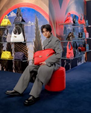 Ouji Suzuka Instagram - フェラガモ　FW23コレクションポップアップストア銀座三越に行ってきました。
新作のHUGバッグはエレガントで、カラバリも充実していて、さまざまなシーンで活躍しそう！
9月26日まで、伊勢丹新宿でも同時開催しているのでぜひ行ってみてください〜
 
@ferragamo #FERRAGAMO #FERRAGAMOHUGBAG #フェラガモ#PR