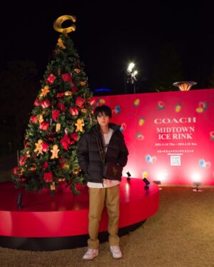 Ouji Suzuka Instagram - COACH MIDTOWN ICE RINK
11/16- 2/25まで期間限定オープンです！

イルミネーションが素敵で、ツリーもとても印象的でした！

冬が来た感じしますね〜
是非、観に行ってみて下さい！

#CoachJapan
#CoachHoliday
#コーチミッドタウンアイスリンク
#PR
@coach_japan
@coach