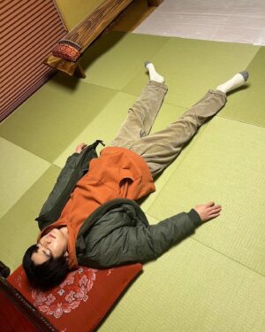Ouji Suzuka Instagram - 今夜24:12からドラマ24「闇バイト家族」第一話が放送されます。
　

人生どん底の5人がニセ家族を演じながら、闇バイトを繰り返していく痛快エンターテイメントです！！

気軽に楽しく観ていただける作品になっています🙋‍♂️

皆様の疲れを少しでも癒すことができたり、笑顔を届けられますように。

#闇バイト家族