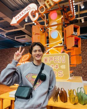 Ouji Suzuka Instagram - ラテアートを楽しめるカフェスペースもあり、素敵な空間でした〜🗽

#コーチシャイン
#WearYourShine
#CoachJapan　
@coach_japan
@coach