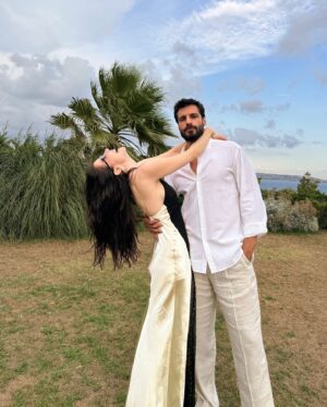 Özge Gürel Instagram - 2. yılın dibini sıyırdık 🫠 Birlikte geçireceğimiz her anı, çıkacağımız her macerayı iple çekiyorum. Nice yıllara Canısı 🥳♥️