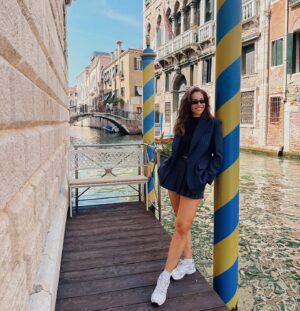 Özge Özaçar Instagram - Benvenuti a #Venezia81 💛

@majeparis 
#ad