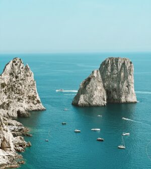 Özge Özaçar Instagram - Capri, Sorrento, Napoli, e amore mio 💛