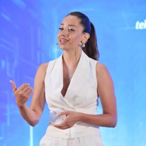 Özge Özaçar Instagram - Üretken yapay zekanın mesleğim başta olmak üzere, toplumsal tüm olası dönüşümlerine merak duyan genç bir kadın olarak, @wtechturkey konuşmacısı olmak benim için harika bir deneyim oldu. 💙 

Teknolojinin sanatın evrimine olası etkileri üzerinden başlayarak; insanın adaptasyon kabiliyetine değindiğim konuşmam, dilerim ki iyiliğe ve güzelliğe vesile olur. 🤍 

@nextakademi ‘de geleceğe ortak merakımızda buluştuğumuz çok kıymetli @zehraoney in misafiri olarak @wtechturkey mezuniyet törenine eşlik etmekse yine benim için çok kıymetli. 🙏🏻 Emeği geçen tüm dernek üyelerine, destekçi kurumlarımıza ve mezunlarımıza tekrar teşekkür ediyorum!