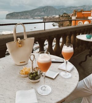 Özge Özaçar Instagram - Capri, Sorrento, Napoli, e amore mio 💛