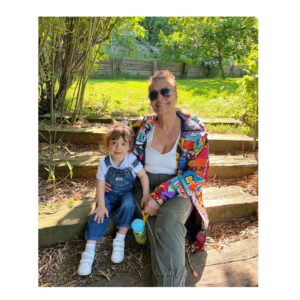 Özge Özder Instagram - Bugün Luna düşmesin diye peşinden koşarken düşüp yaralanan benim canım annem… Boşuna uzuuun uzun ağlamadı Luna sen uf oldun diye.. İyi ki varsın! Sen olmasan ne Luna bu kadar mutlu bir çocuk olurdu, ne ben bu kadar sağlam bir kadın… Her konuda olduğu gibi anneliği de en güzel şekilde senden öğreniyorum yine.. Minicik ailemizde arkamızda ki koca dağsın.. Dedim ya, iyi ki varsın.. SENİ ÇOK SEVİYORUZ @kilicomur