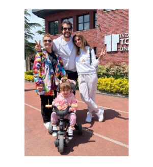 Özge Özder Instagram - Anneler gününde geleceğimiz ve evlatlarımız için aydınlık yarınlara … 🤍