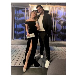 Özge Özder Instagram - Birtanem, benim güzel kalpli, güzel bakışlı, hem silüeti hem kalbi yakışıklı canım yol arkadaşım …Yıllar senin varlığını ve kıymetini her geçen gün daha özel, daha anlamlı kılıyor… Yoksa yaratan, olamayacağı dahi olduran, tüm varlığıyla her an yanımda olan, yaradanın bana armağanı, öte yanım, diğer yarımsın… Bu küf tutmaya meyilli, çamura batmış dünyada kızım ve sen iyi ki varsın… Tutunacak tek dalım, en kıymetli arkadaşımsın… Tek bir an bile olmadı onca sene içinde “keşke” dediğim, hayal kırıklığı bir yana, hayalimin ötesinde bir baba ve her an varlığına şükür ettirecek bir hayat arkadaşısın.. Bugün olsa yine sana “evet” derdim… Nefes aldığımız son ana kadar el ele tutuşacağımız nice yıllara… Seni çok seviyorum … #happyanniversary 🫧🎈