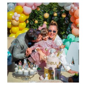 Özge Özder Instagram - Benim güzel yavrum, pudra şekerim, ay perisi biricik kızım. Avucumda kar tanesi tutar gibi her şeyden ve herkesten sakınarak seviyorum seni… Kalbimin kapıları güm güm vuruluyor o ışıl ışıl gülen yüzüne her baktığımda ve boğazıma dolanıyor her şey sen küçücük bir ah edince bile … Günler geçip gidiyor ve sen öylece her şeye ve dünyada ki her kötülüğe inat pırıl pırıl büyüyorsun, bir gülümsemenle aydınlatıyorsun evreni…

İyi ki doğdun meleğim.. İyi ki beni , bizi seçtin.. Bu annen dünyanın orta yerine salıncaklar kuracak senin için.. Sen ve biz sağlıklı oldukça her anımız şükür sevinç ve mutlulukla dolacak. Bir karnaval edasıyla güle oynaya, hoplaya zıplaya büyüteceğiz seni söz veriyorum… Yaşamanın ve yaş almanın hakkını dibine kadar vererek ve bunu yaşamında önce bizden öğrenerek olgunlaşacaksın biliyorum . Seni, bizi ve sana dair, senden gelecek her şeyi çok seviyorum … Nice mutlu yaşlara 🎈🫧
 
P.s : Bu en özel günümüzün mimarı , mekanımızı 2 gün önce haber vermemize rağmen büyük özveri ile masal diyarına çeviren güzel insan @armagan_baysal ve ekibine en içten teşekkürlerimizle … Bize en güzel doğum günü hediyesi sizdiniz …