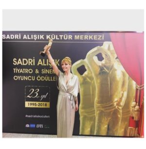 Özge Özder Instagram - Hayatıma yeni giren dev bir heyecanla @1923muzikal ile kutlamak istedim benim için anlamı çok büyük bu günü… 

Cumhuriyetimizin 100. yılında, gelmiş geçmiş en görkemli ve en büyük sahne üstü buluşmasında hem mesleğime,hem de vatana bir saygı duruşu benim için bu büyük proje..Bir parçası olmaktan ne kadar gurur duysam, vesile olanlara ne kadar teşekkür etsem az..Sahne üstünde yaptığım kilometrenin cevabını verir gibi davrandı bana hayat.. Aldım kabul ettim..Teşekkür ederim Tanrım..Bazen sadece bir oyuna seçilmek,seçilmiş kişi gibi hissettirir insana..İşte bu da öyle bir proje..izleyince sizin de aynı şeyleri hissedeceğinizi umuyorum..Başta, birlikte üçüncü oyunumu yaptığım canım yönetmenlerim @mehmetergen8 @lerzanpamir e gönülden teşekkür ederim..@sehirtiyatrolari evim derim ya hep,ikinci evimiz @zorlu_psm ve geri dönmek çok mutluluk verici. @1923muzikal heyacanı sayesinde yol arkadaşlığı yapmaya başladığım @sakm_online @piuent @sadrialisik @keremalisik @ecedizdar @sabritulugtirpanofficial @beyhanmurphy @yektakopan @mertdilekk isimlerimizin yan yana gelişi bile heyecan veriyor.Hepinizin ve emeği geçen tüm ekip arkadaşlarımın #27martdünyatiyatrogünü nü yürekten kutluyorum. 🎈
Ve hayatıma beni ben yapmak için girdiğini düşündüğüm, on yıllardır “ana vatanım, atardamarım” dediğim canım mesleğim,canım tiyatro..Kendini gerçekleştirmek,kendini seçmek,kendini inşa etmek kavramları senin sayende gerçek oldu kişisel tarihimde..Bugün iyi kalpli, duyarlı,dünyaya ve yaşam döngüsüne saygılı,disiplinli ama bir o kadar neşeli,umutlu,pozitif ve güçlüysem eğer bu meslek sayesindedir..Teşekkür ederim ben seni seçerken ve kutsarken, sen de beni seçtiğin ve hep alkışla,ödülle,şefkatle beni kucakladığın için.. Düştüğümde,çıktığımda, ağladığımda,güldüğümde, umutsuz,yalnız,yada fazla kalabalık hissettiğimde en dürüst ve dobra yol arkadaşım hep tiyatro oldu..Tüm sorularımın cevabını aynada yüzüme bakar gibi mesleğimde buldum ben..Bugün mesleğimin,oyunculuğun sayesinde kendini milyonlara duyurmuş alaylı,konservatuarlı binlerce insan var.Bu mesleğe vefa duyup oyunculuk adına kendine bir nebze olsun eğitim katan tüm gerçek tiyatro emekçilerinin günü kutlu olsun.. Nicelerine..Alkışlarla🎈