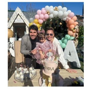 Özge Özder Instagram - Benim güzel yavrum, pudra şekerim, ay perisi biricik kızım. Avucumda kar tanesi tutar gibi her şeyden ve herkesten sakınarak seviyorum seni… Kalbimin kapıları güm güm vuruluyor o ışıl ışıl gülen yüzüne her baktığımda ve boğazıma dolanıyor her şey sen küçücük bir ah edince bile … Günler geçip gidiyor ve sen öylece her şeye ve dünyada ki her kötülüğe inat pırıl pırıl büyüyorsun, bir gülümsemenle aydınlatıyorsun evreni…

İyi ki doğdun meleğim.. İyi ki beni , bizi seçtin.. Bu annen dünyanın orta yerine salıncaklar kuracak senin için.. Sen ve biz sağlıklı oldukça her anımız şükür sevinç ve mutlulukla dolacak. Bir karnaval edasıyla güle oynaya, hoplaya zıplaya büyüteceğiz seni söz veriyorum… Yaşamanın ve yaş almanın hakkını dibine kadar vererek ve bunu yaşamında önce bizden öğrenerek olgunlaşacaksın biliyorum . Seni, bizi ve sana dair, senden gelecek her şeyi çok seviyorum … Nice mutlu yaşlara 🎈🫧
 
P.s : Bu en özel günümüzün mimarı , mekanımızı 2 gün önce haber vermemize rağmen büyük özveri ile masal diyarına çeviren güzel insan @armagan_baysal ve ekibine en içten teşekkürlerimizle … Bize en güzel doğum günü hediyesi sizdiniz …