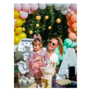 Özge Özder Instagram - Benim güzel yavrum, pudra şekerim, ay perisi biricik kızım. Avucumda kar tanesi tutar gibi her şeyden ve herkesten sakınarak seviyorum seni… Kalbimin kapıları güm güm vuruluyor o ışıl ışıl gülen yüzüne her baktığımda ve boğazıma dolanıyor her şey sen küçücük bir ah edince bile … Günler geçip gidiyor ve sen öylece her şeye ve dünyada ki her kötülüğe inat pırıl pırıl büyüyorsun, bir gülümsemenle aydınlatıyorsun evreni…

İyi ki doğdun meleğim.. İyi ki beni , bizi seçtin.. Bu annen dünyanın orta yerine salıncaklar kuracak senin için.. Sen ve biz sağlıklı oldukça her anımız şükür sevinç ve mutlulukla dolacak. Bir karnaval edasıyla güle oynaya, hoplaya zıplaya büyüteceğiz seni söz veriyorum… Yaşamanın ve yaş almanın hakkını dibine kadar vererek ve bunu yaşamında önce bizden öğrenerek olgunlaşacaksın biliyorum . Seni, bizi ve sana dair, senden gelecek her şeyi çok seviyorum … Nice mutlu yaşlara 🎈🫧
 
P.s : Bu en özel günümüzün mimarı , mekanımızı 2 gün önce haber vermemize rağmen büyük özveri ile masal diyarına çeviren güzel insan @armagan_baysal ve ekibine en içten teşekkürlerimizle … Bize en güzel doğum günü hediyesi sizdiniz …